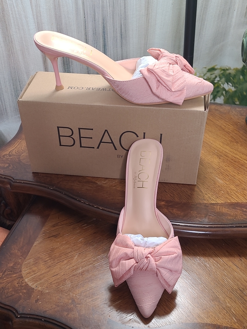 New in box! Beach by Matisse Goldie Womens 9 Pink Pointed Toe Bow Mule Heels
